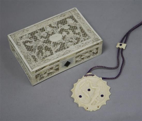 A Chinese Ivory box and an ivory pendant